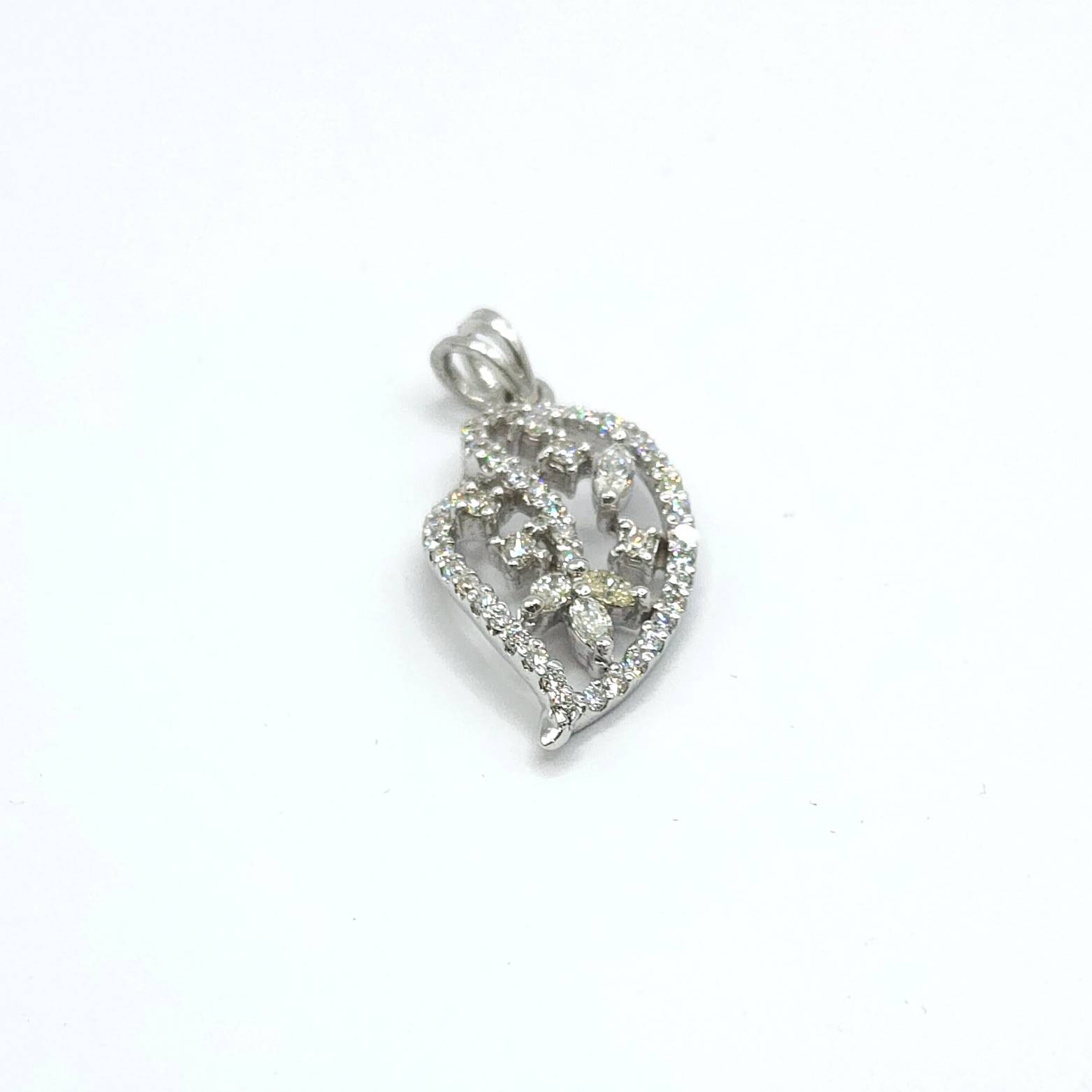 Excusive Diamond Pendant with white gold